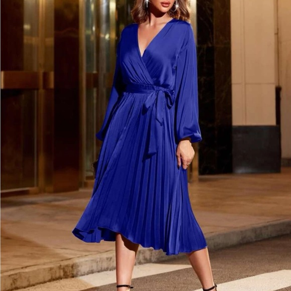 Luxe surplice lantern sleeve pleated holidays party dress - Picture 13 of 13